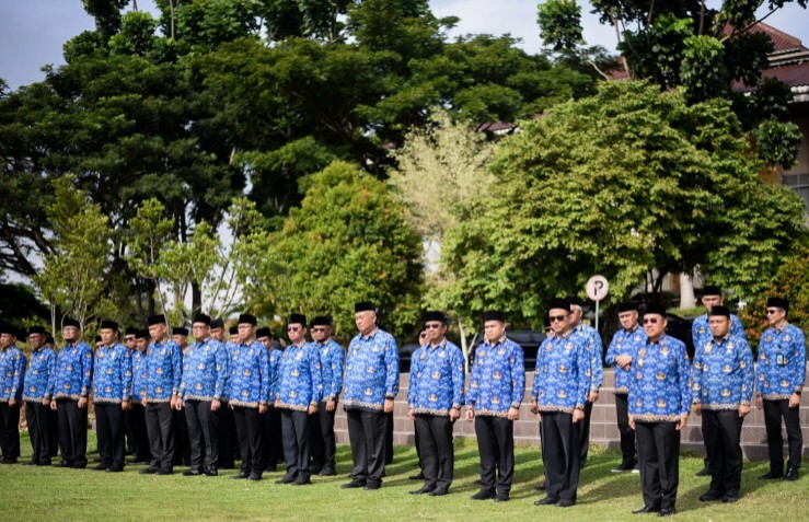 Pimpin Upacara, Dendi Ingatkan Pegawai untuk Disiplin