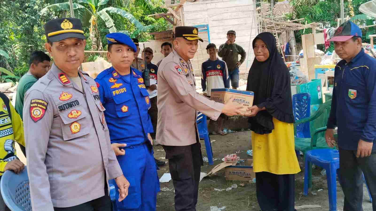Polisi Turun Tangan Bantu Warga Terdampak Gempa di Tanggamus