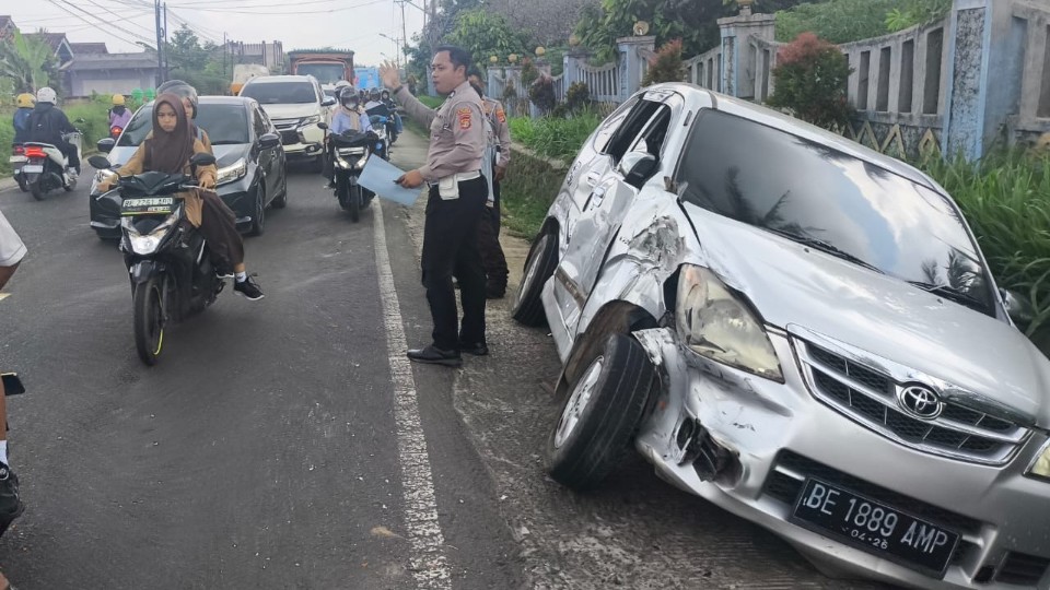 Tabrakan Beruntun di Jalinbar, Satu Avanza Ringsek