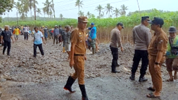 Tak Perlu Menunggu Janji, Abung Selatan Bergerak Bersama Perbaiki Jalan Rusak