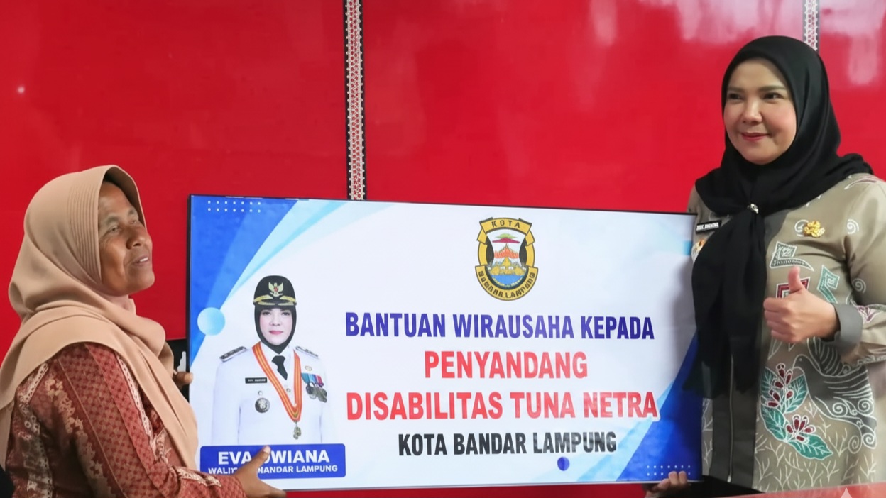 Eva Dwiana Serahkan Bantuan Wirausaha untuk 25 Penyandang Disabilitas