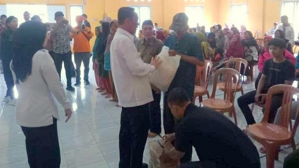 Naik Perahu, Bupati Waykanan Sambangu Korban Banjir