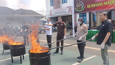 Kejari Lampura Musnahkan 37,6 Gram Sabu dan Tiga Senpi Rakitan