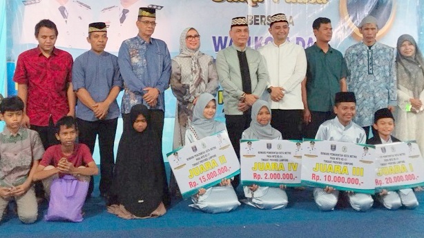 Walikota Metro Serahkan Bonus Juara MTQ