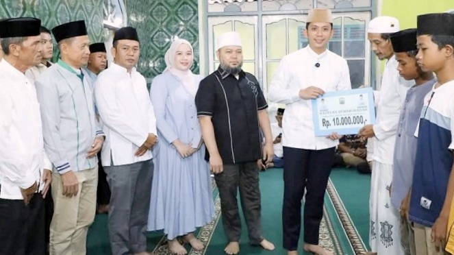 Bupati Lamsel Serahkan Bantuan Rp10 Juta