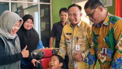 Pemkab Waykanan Salurkan Bantuan Penyandang Disabilitas