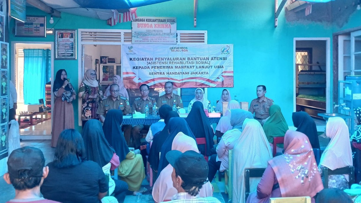 Pemkab Pesawaran Salurkan Bantuan Kemensos untuk Lansia