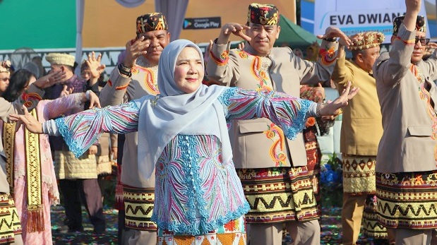 Walikota Bandarlampung Ngigel di Tugu Adipura