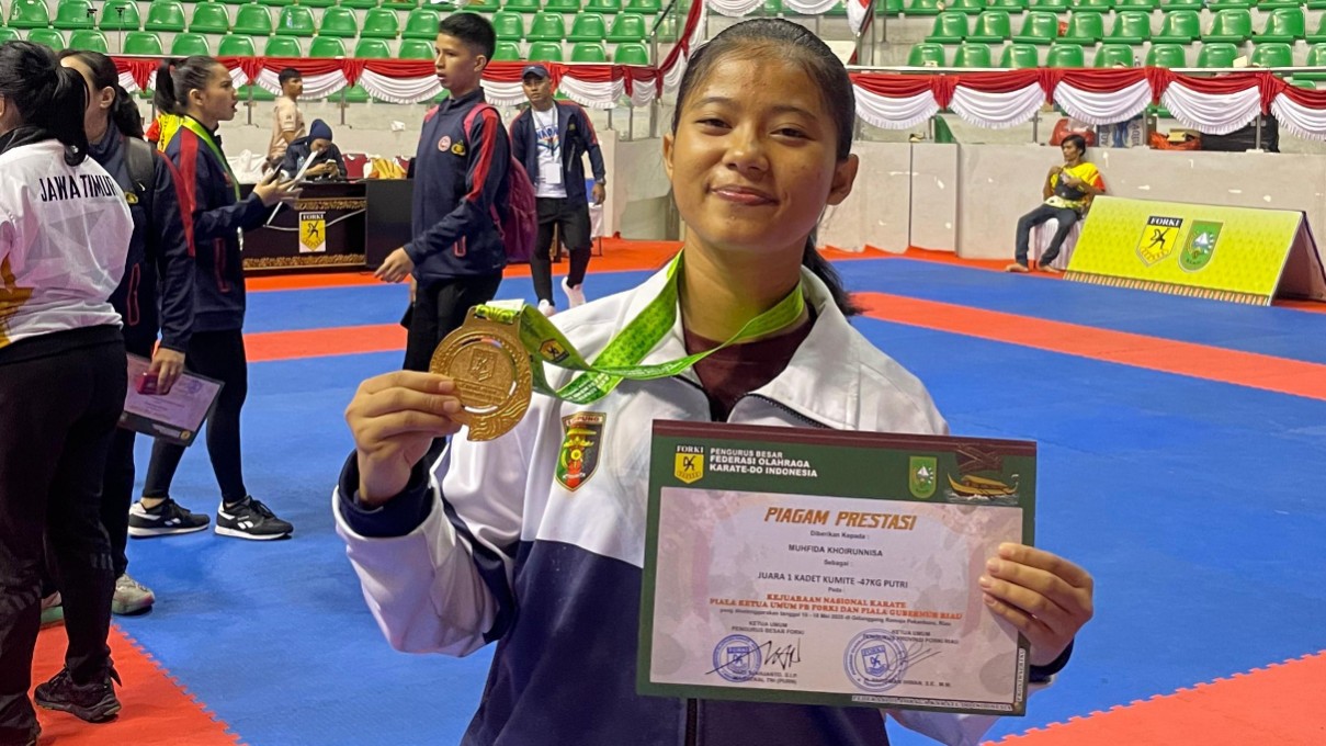 Karateka Pesawaran Sabet Emas Kejurnas Karate di Riau