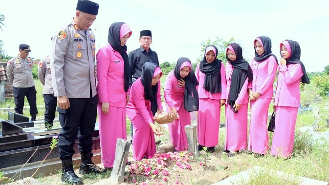 Sambut Hari Bhayangkara, Polres Waykanan Beri Dukung Moril kepada Keluarga Tiga Personel yang Gugur