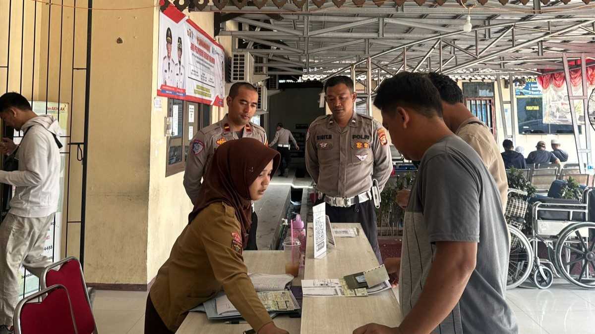 Pastikan Layanan Pajak Tanpa “Orang Dalam,”  Polisi Sidak Samsat Lampung Selatan