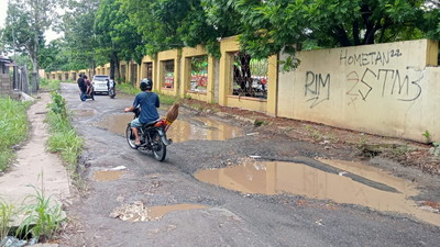 Janji Pemkab Lampura Pupus di Ujung Tahun, Jalan KS Tubun Tetap Jadi Kubangan