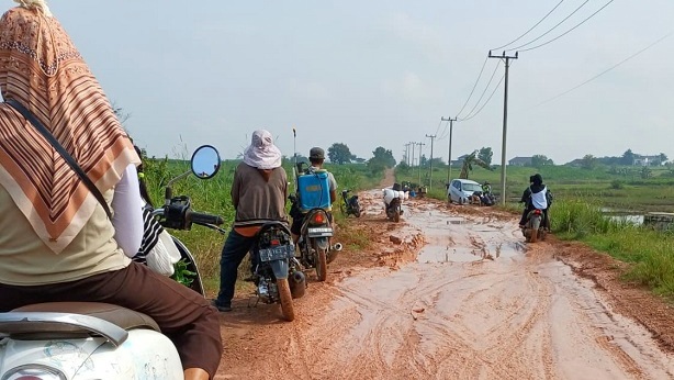 Antara Lumpur dan Harapan: Cerita Kelam Jalan Penghubung Purwotani–Sindanganom