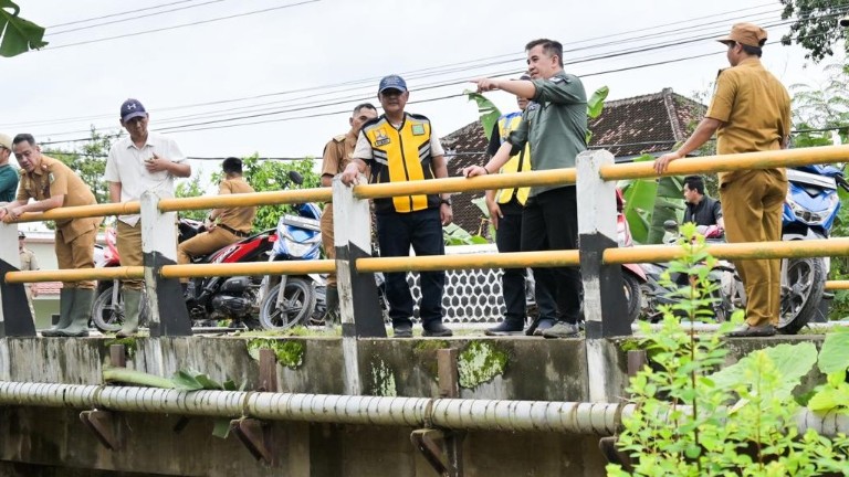 Tumpukan Sampah dan Ranting Bikin Banjir Pesisir Makin Parah