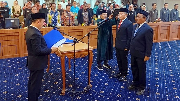 Ganjar dan Achmad Saefullah Bertukar Posisi