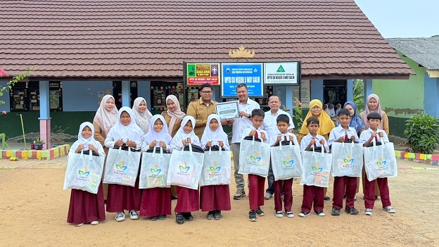 PTPN I Regional 7 Salurkan Bantuan Kompeter ke Tujuh Sekolah
