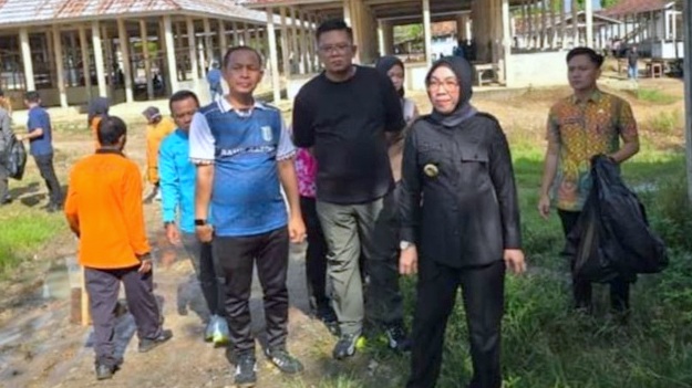 Tindak Lanjut Instruksi Presiden, Bupati Waykanan Pimpin Aksi Bersih-Bersih Lingkungan