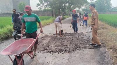 Anggota DPRD Metro Motori Gotong Royong Timbun Lubang di Jalan Nusantara