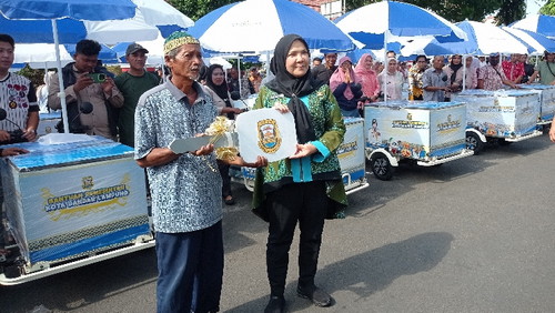 Jadikan UMKM Tulang Punggung Perekonomian, Bunda Eva Serahkan Bantuan 100 Gerobak Motor Listrik