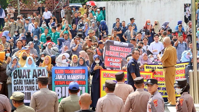 Ratusan Honorer Geruduk  DPRD Lamteng