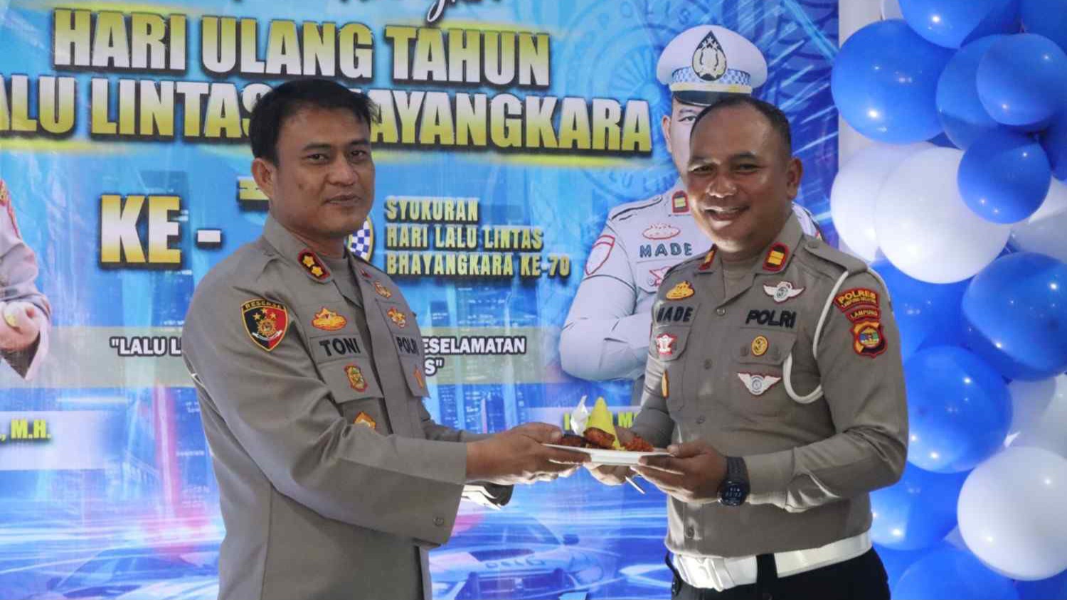 Hari Lalu Lintas Bhayangkara, Satlantas Polres Lampung Selatan Berbagi Kebahagiaan dengan Anak Yatim