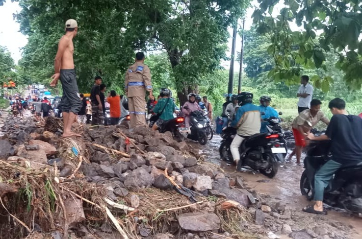 Longsor di Telukpandan, Pengendara Terjebak Macet