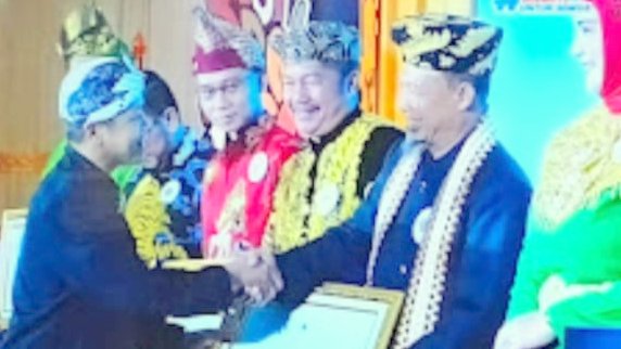 Plt Bupati Waykanan Diganjar Penghargaan