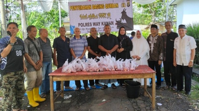 Sembelih 17 Hewan Kurban, Polres Waykanan Tegaskan Kepedulian Sosial