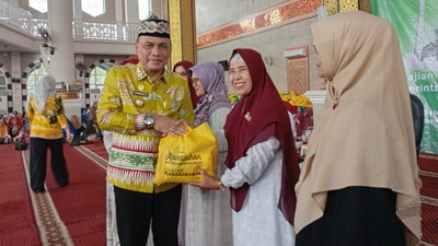 Pemkot Metro Bagikan 2.500 Bingkisan Lebaran