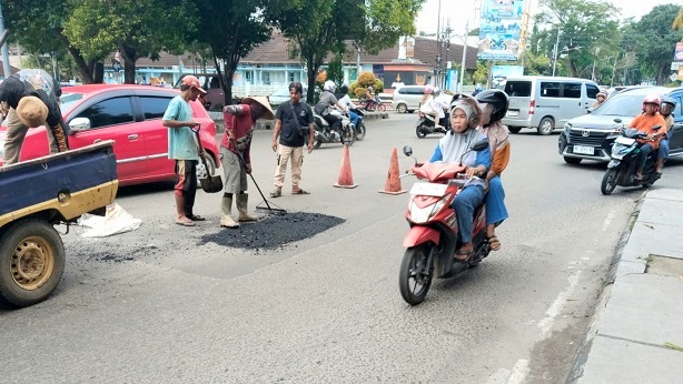 Pemkot Metro Ambil Alih Sementara Perbaikan Jalan Nasional
