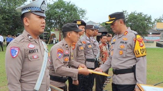 Kapolres Waykanan Bagi-Bagi Penghargaan