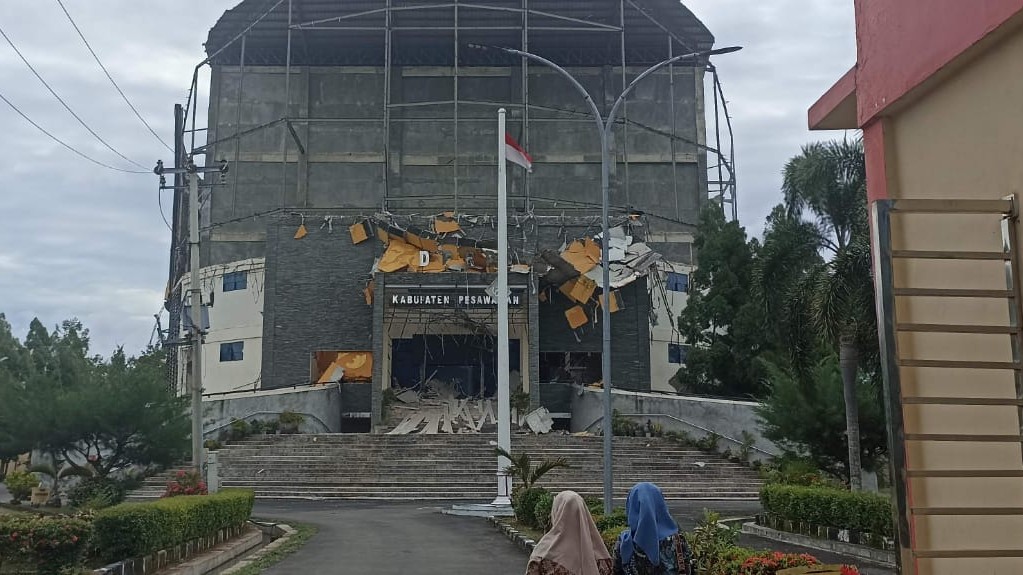 Ornamen Gipsum DPRD Pesawaran Ambrol Diterjang Angin
