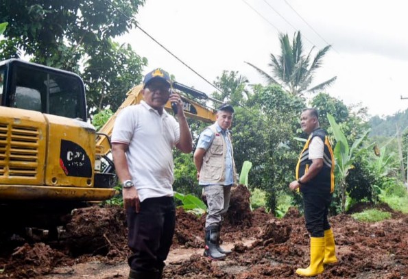 Bupati Dendi Tinjau Lokasi Banjir di Pesisir