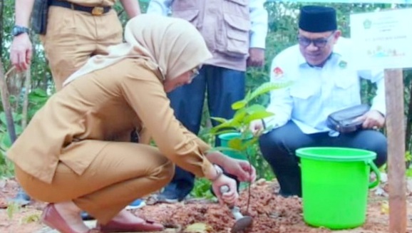 Plt Bupati Waykanan Kampanye  Tanam Pohon
