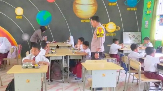 MBG di Blambanganumpu Lancar, 3.250 Porsi Didistribusikan ke 12 Sekolah
