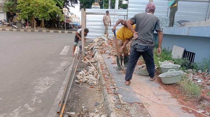 Mata Merah akan Laporkan Perusakan Trotoar
