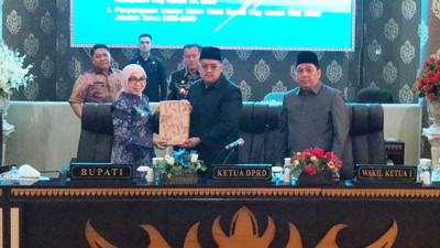Bola Panas di DPRD, Bupati Waykanan Serahkan Dua Nama Calon Pendamping