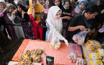 Nanda Indira Tinjau Pasar Murah Di Tegineneng
