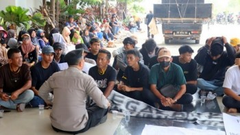Warga Bandungbaru Barat Tuntut Pilkakon Ditunda